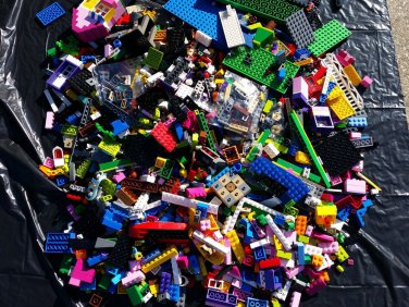 Lot E  6 pounds genuine LEGO various mix blocks pieces parts mixture w 4 figures