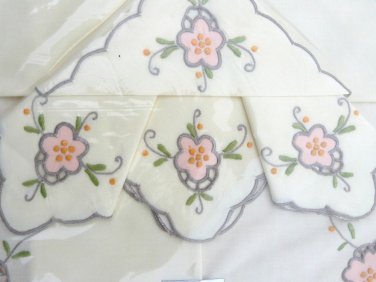 VINTAGE EMBROIDERED TABLE CLOTH BOXED SETS HERITAGE TABLE CLOTH X2