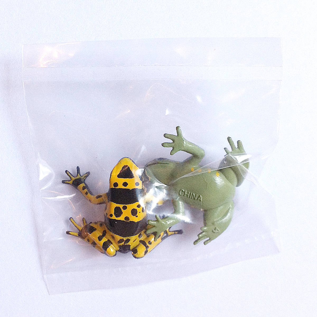 Primary Colors Picture Book - Yellow Banded Poison Dart Frog & Pedostibes Hosii - Yujin