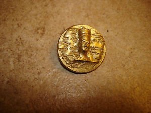 Pewter button with Egyption Farao head.