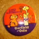 Garfield Odie "I love static electricity" metal brooch pin badge. Garfield Odie "I love static electricity" metal brooch pin badge.