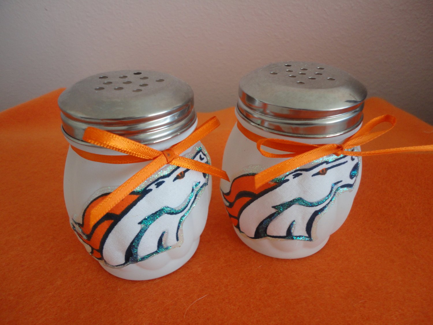 NFL Denver Broncos Pizza Shakers - Cheese & Hot Pepper Chips Shakers - NEW