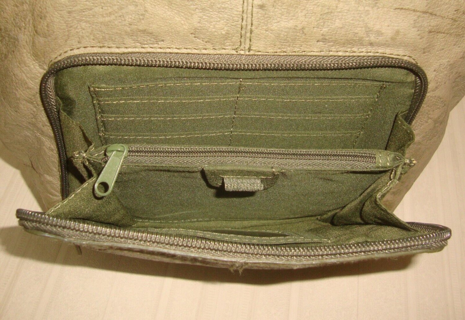 Vintage Cabin Creek Leather Embossed Shoulder Bag. Lots Pockets.