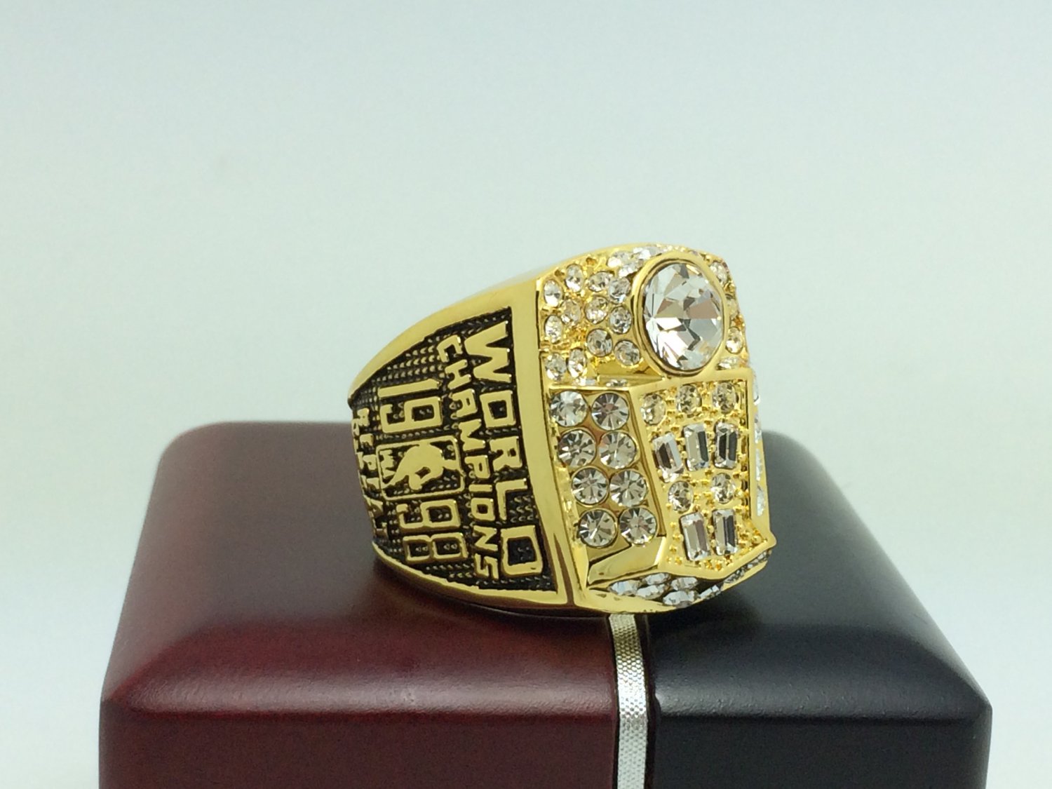1998 Chicago Bulls Basketball NBA Championship Ring 10 Size With wooden box