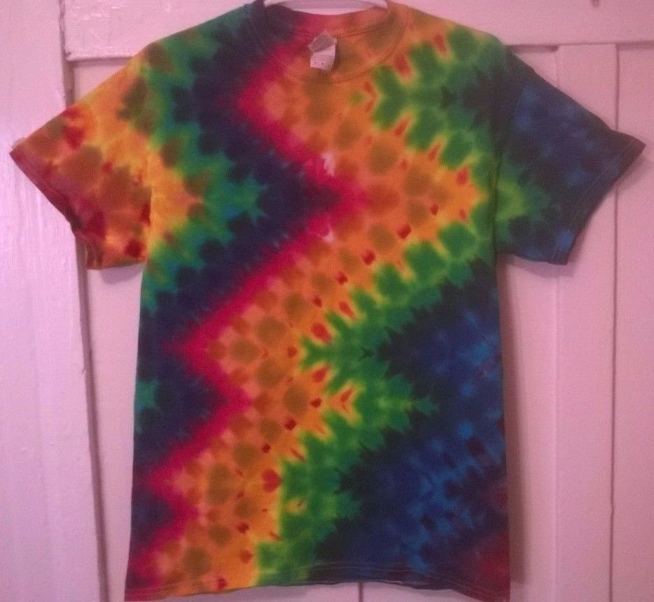 New Tie Dye M Gildan 100 % Cotton Short Sleeve Tshirt Zig Zag/Lightning fold