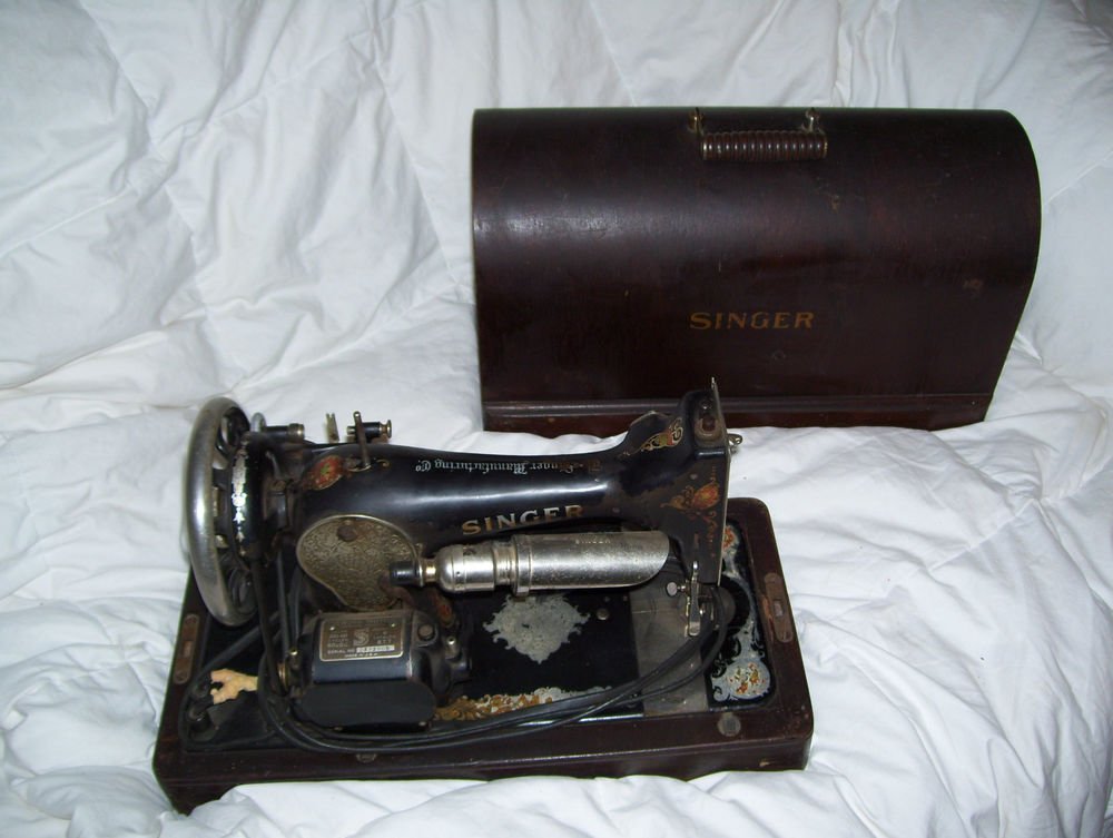 Vintage Antique 1924 Singer Sewing Machine W/ Case Serial 2332805