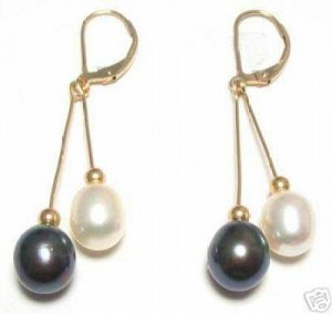 Charming white and black seashell pearl earring