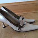 BCBG GIRLS MARY JANE Off White CREAM Logo Buckle Leather PUMPS Heels Size 7 1/2
