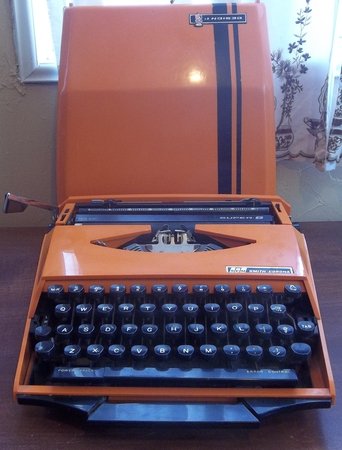 VINTAGE SMITH CORONA SUPER G PORTABLE TYPEWRITER WORKS but Needs Work