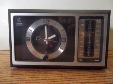 VINTAGE GE GENERAL ELECTRIC ANALOG FM/AM CLOCK RADIO