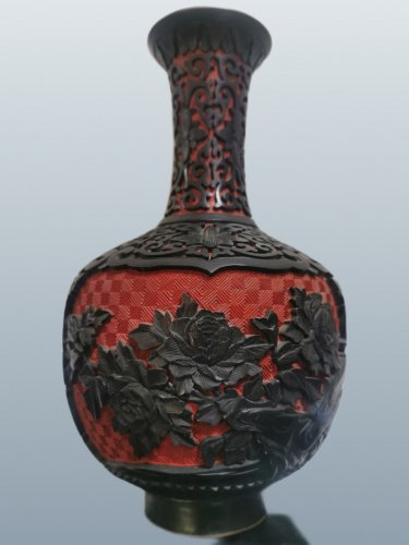 VTG Chinese Carved Cinnabar Lacquer Cabinet Black & Red Vase Floral Carvings
