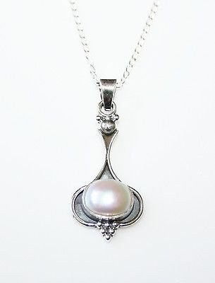 HANDCRAFTED STERLING SILVER FRESHWATER PEARL PENDANT & CHAINÂ