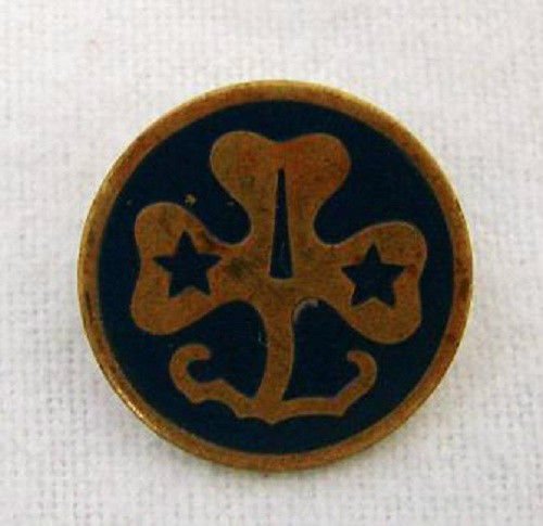 vintage-round-blue-brass-girl-scout-trefoil-clover-pin