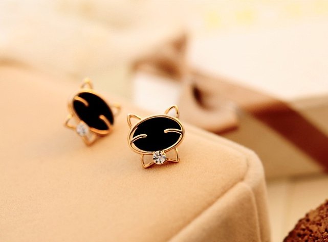 Crystal Maneki Neko Cat Stud Earrings