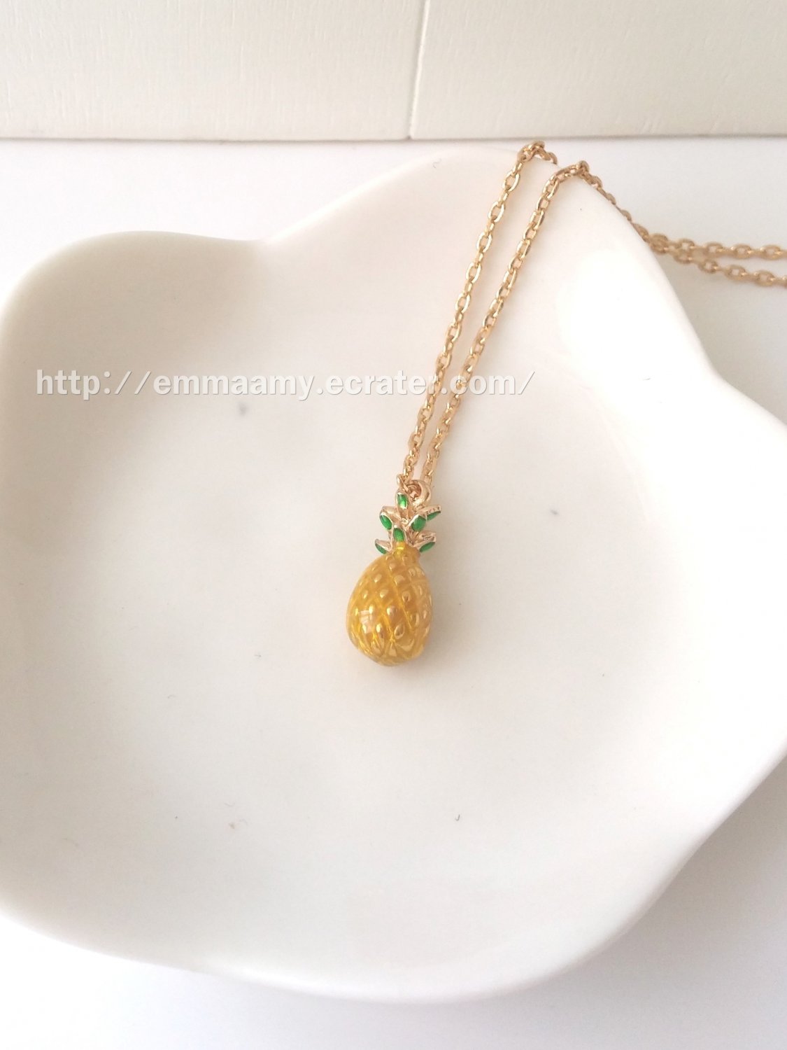 Exquistite Simplicity Lovely Gilded Enamel Pineapple Charm Necklace