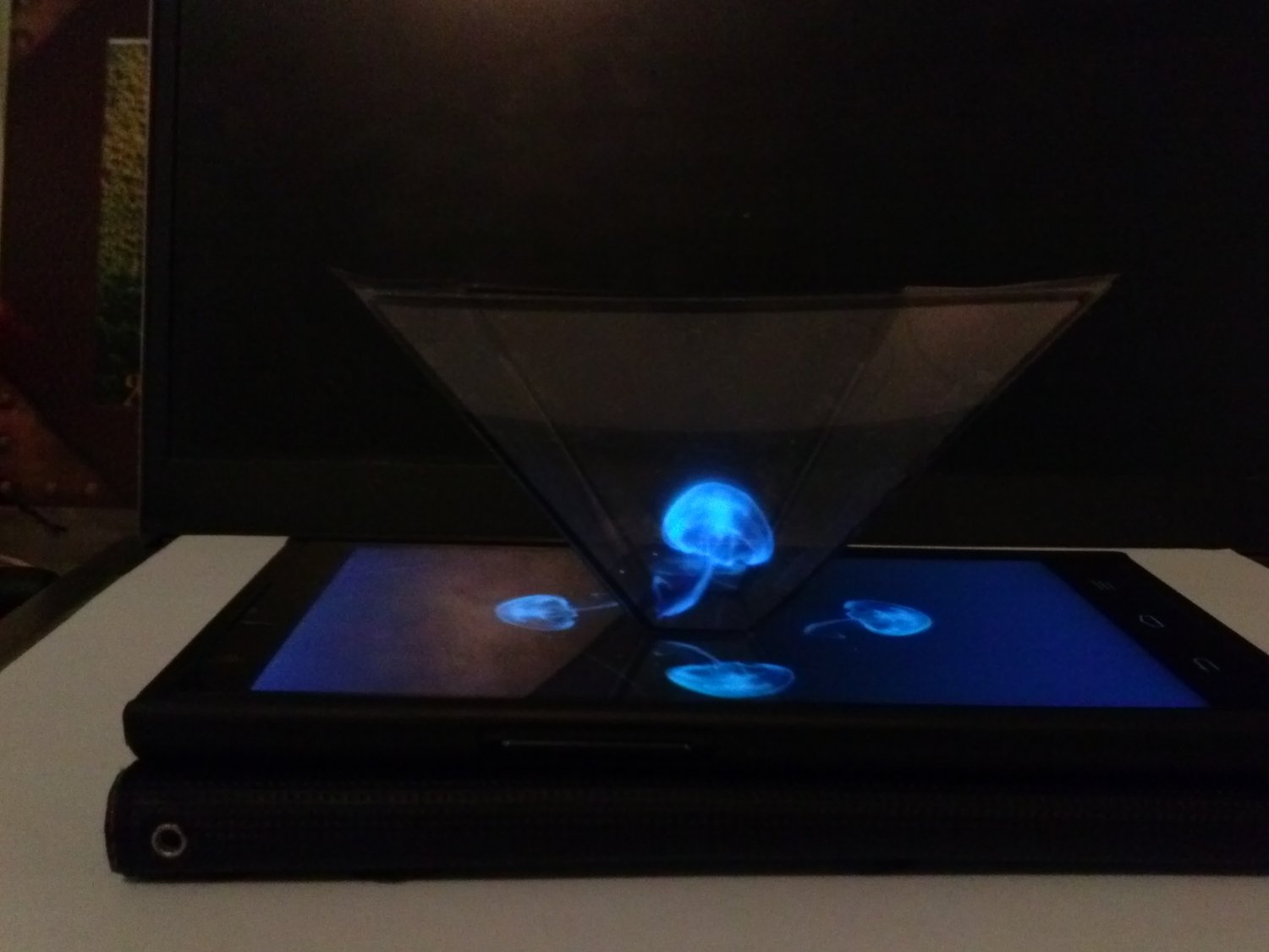 IPAD HOLOGRAM PYRAMID 3D REFLECTIVE
