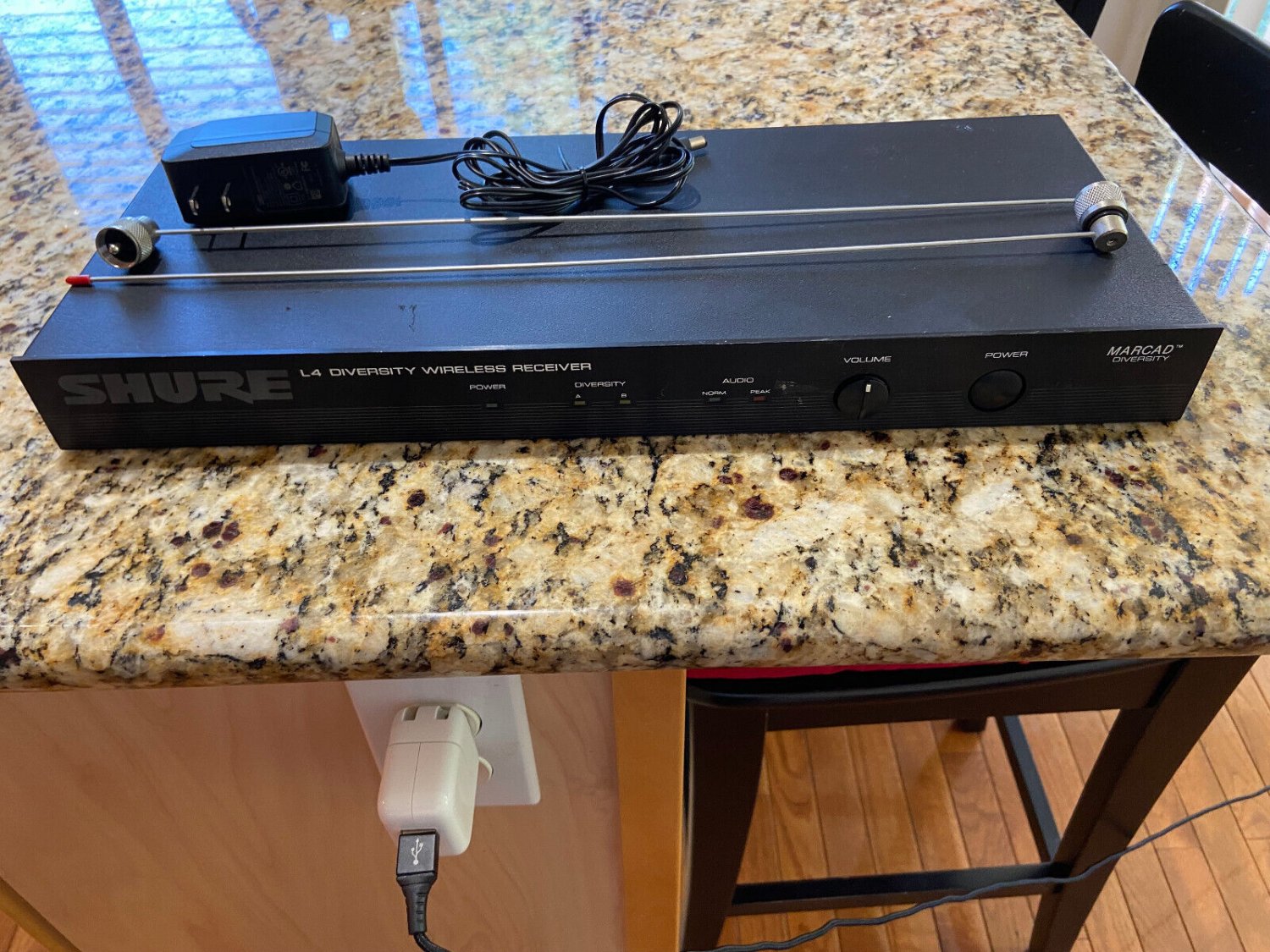 Shure L4W Diversity Wireless Receiver + 2 Antennas + Power Adapter