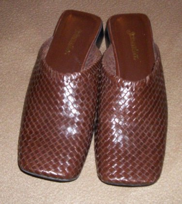 Weave dress shoes ST JOHNS BAY Brown size 7 1/2 M slip ons no back 1" heel