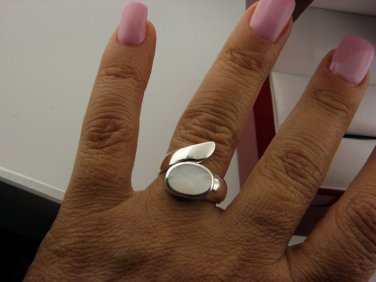 STERLING SILVER RING  WITH   WHITE  SHELL   SIZE 5.75