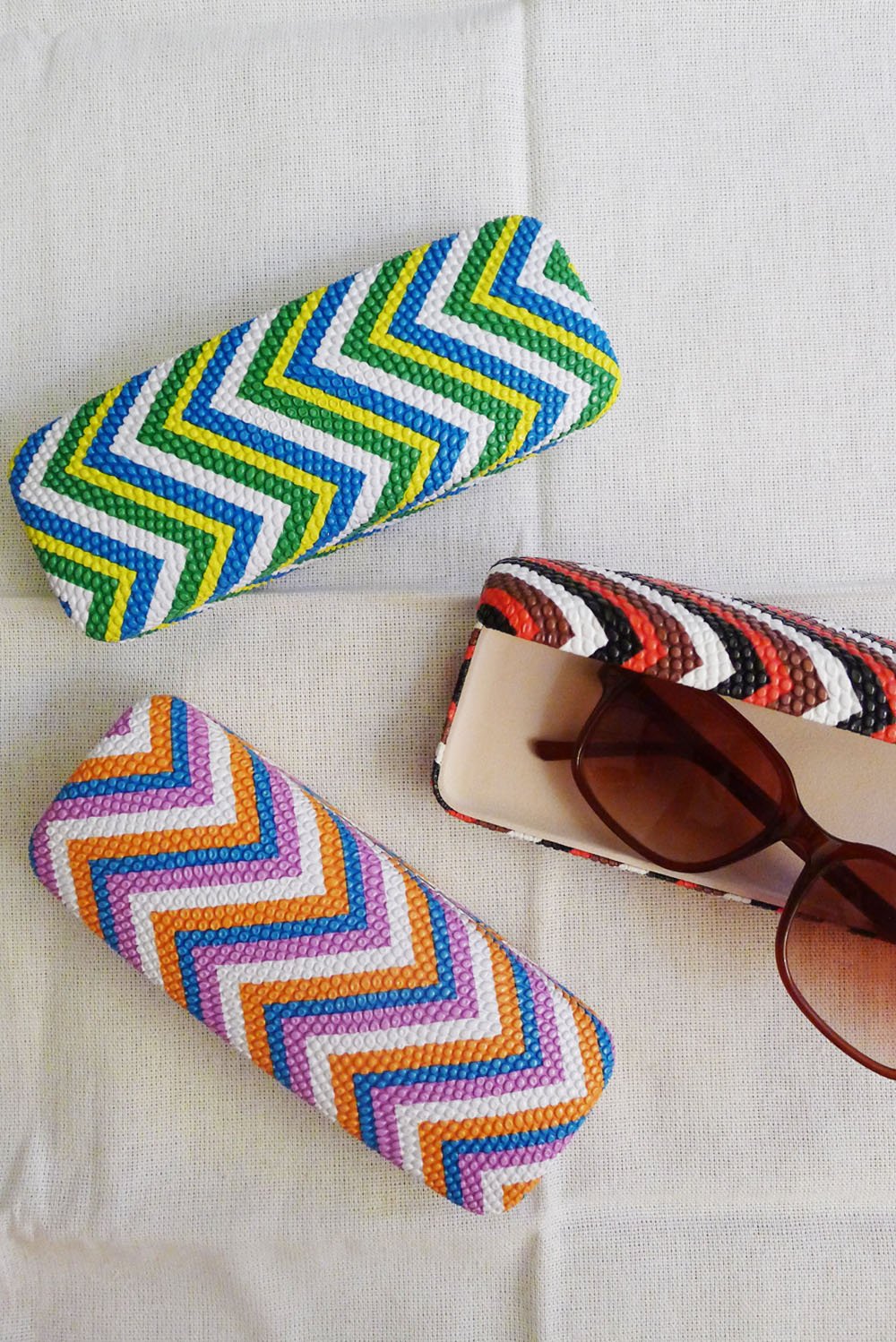 vtg CHEVRON hard glasses case, dead stock, new old stock,never used,colorful,graphic,vivid