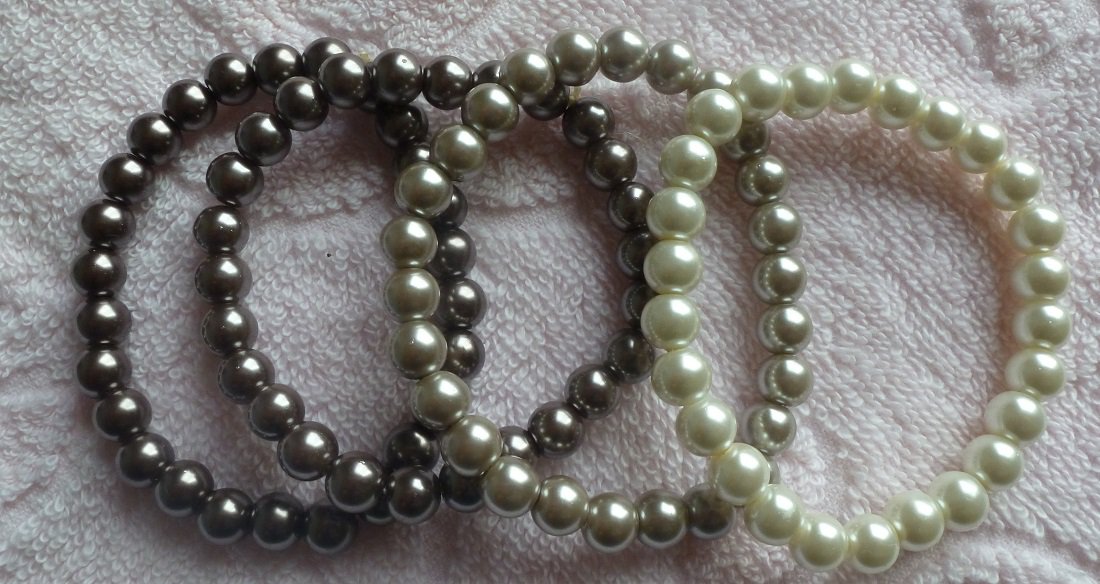 Set of 4 Pearl Bracelets in Off White, Light Gray & Pewter