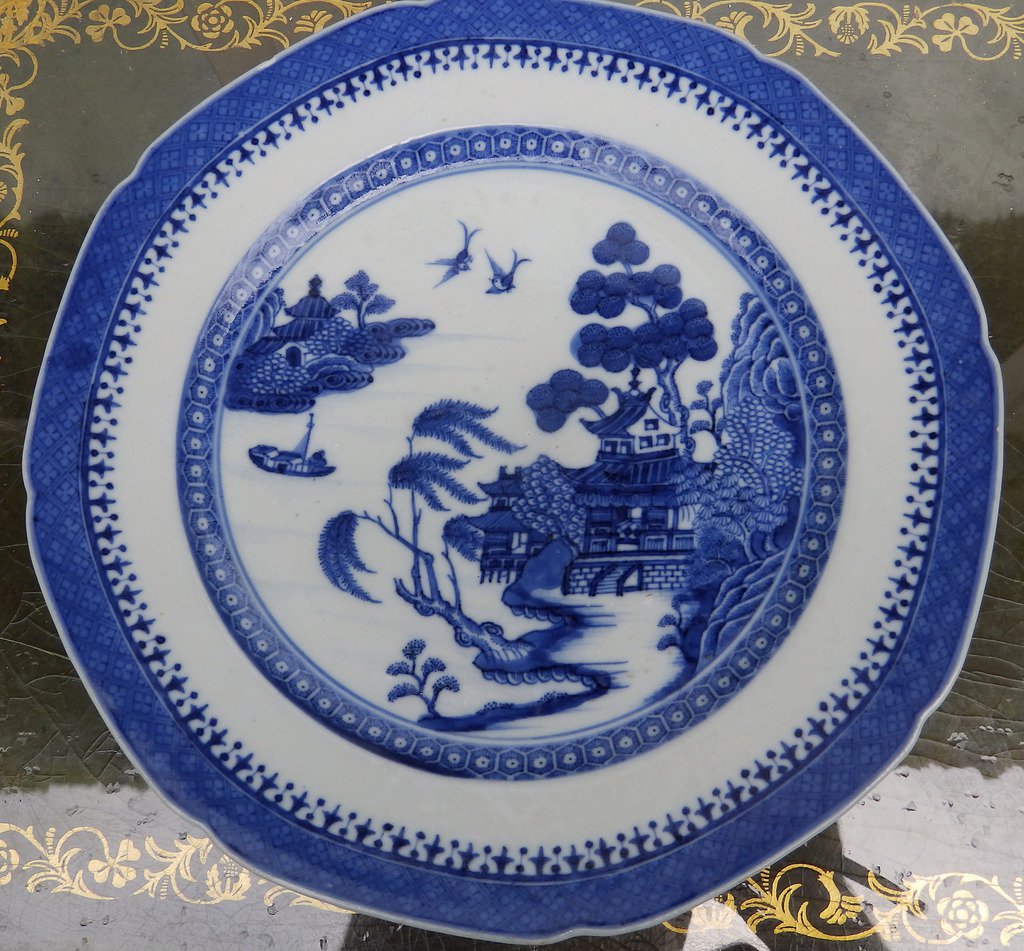 Antique Oriental Ceramics : A Chinese Export Qianlong B&W Plate - 18thC