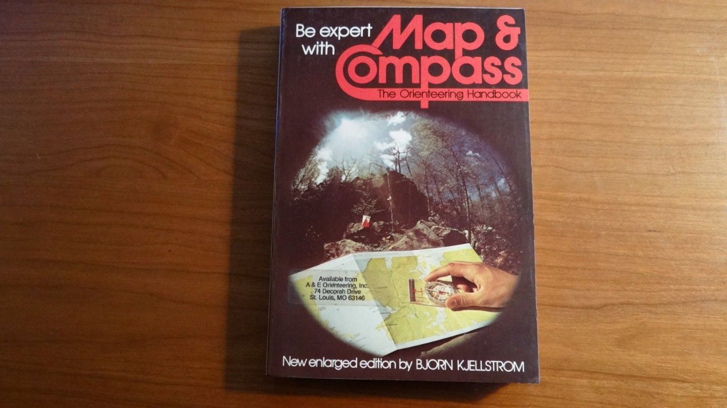 MAP AND COMPASS  - THE ORIENTEERING HANDBOOK --  BOOKS NON FICTION D112213