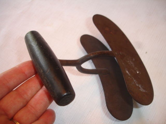 C95    PRIMITIVE DOUBLE BLADE PASTRY CUTTER -FOOD CHOPPER - BLACK WOOD HANDLE