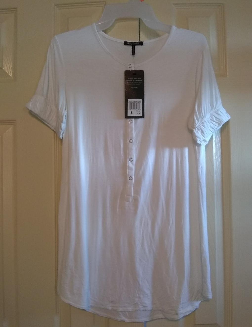 Daisy Fuentes Womens Henley Shirt Top White Sz. Medium ~ $36.00 ~ NEW