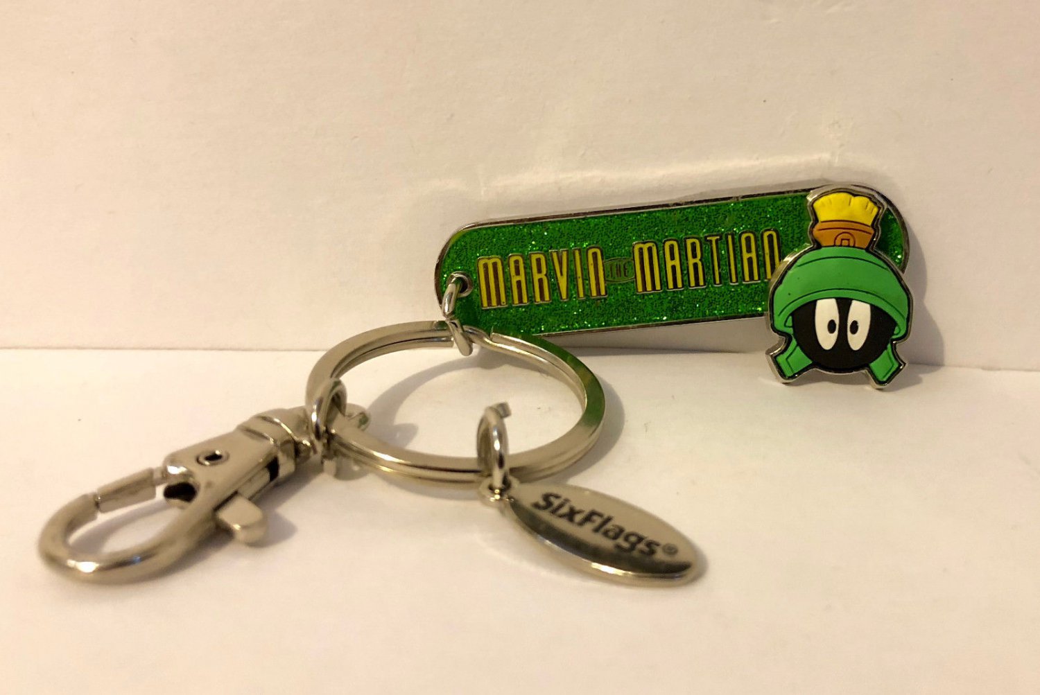 Six Flags Magic Mountain Looney Tunes Marvin The Martian Metal Keychain New