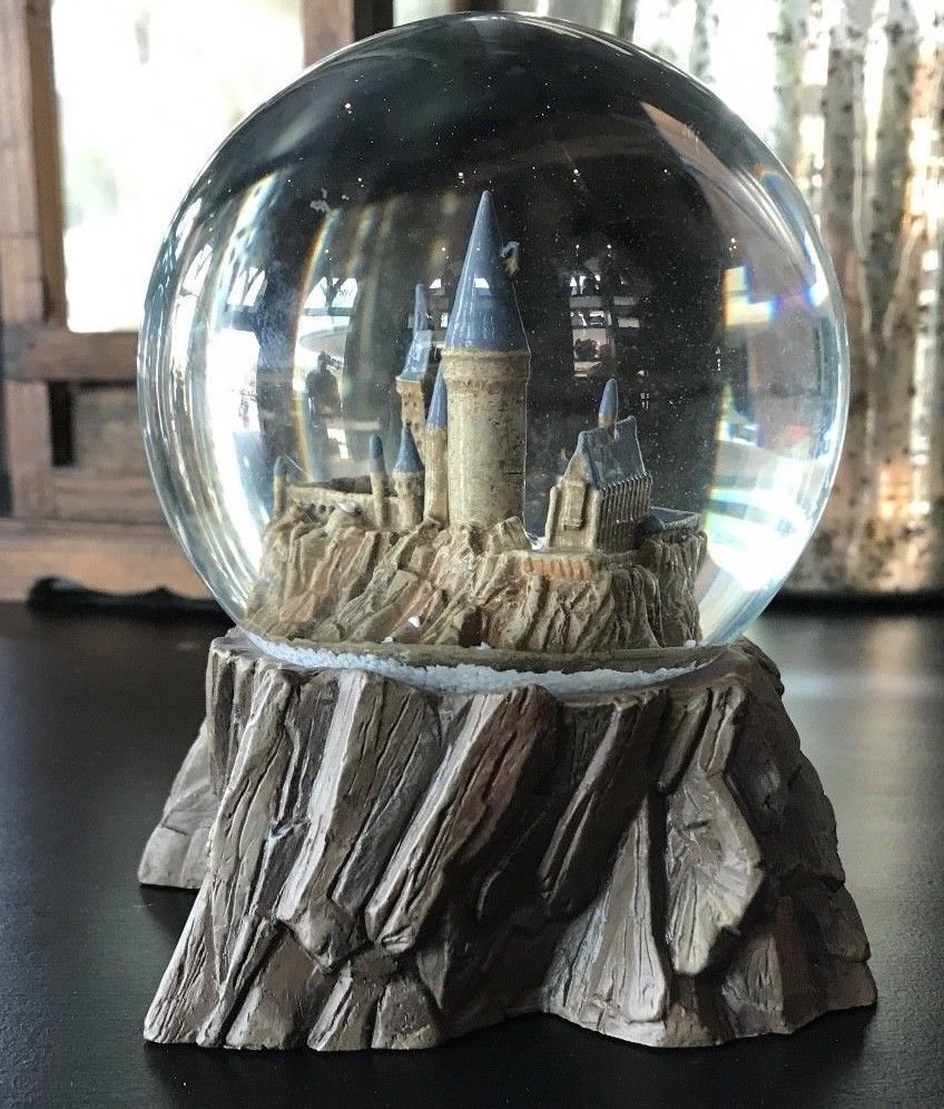 Universal Studios Wizarding World Harry Potter Sculptured Castle Snow Globe New