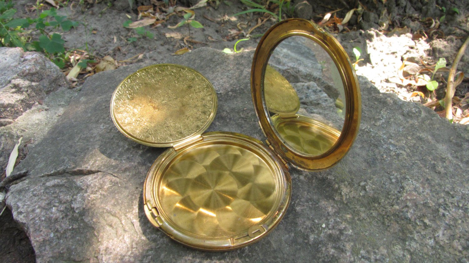 Patterned Metal Powder Box with a Mirror, Vintage Refillable Powder Compact, Mirrored Compact Vanity