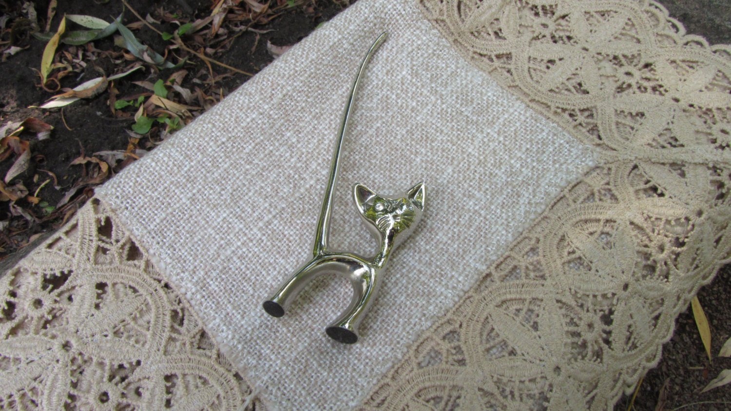 Cat Ring holder with very, very long tail, Stitch markers Chrome White Diamante Crystal eyes, Ring/E
