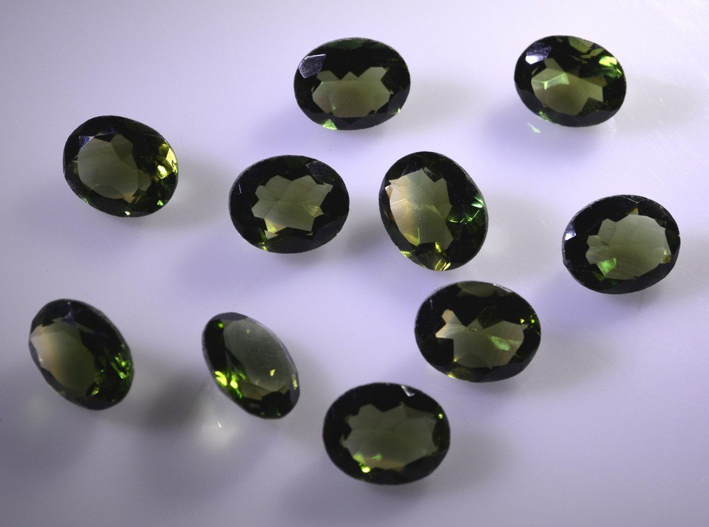 synthetic cubic zirconia Emerald cz loose Stone 1 Pieces 8 x 10 mm Oval