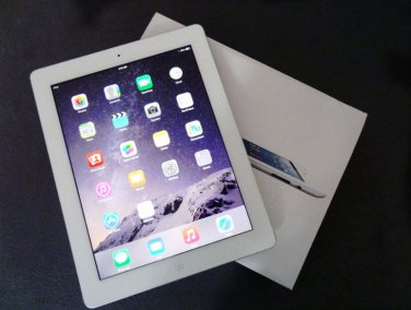 Apple iPad Tablet 4 Gen 64GB WIFI with Rentina Display White 9.7in