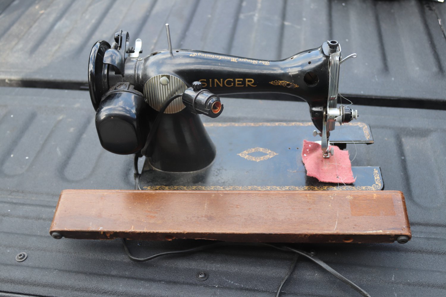 Vintage Singer sewing machine for parts / restore / bits / pieces as is
