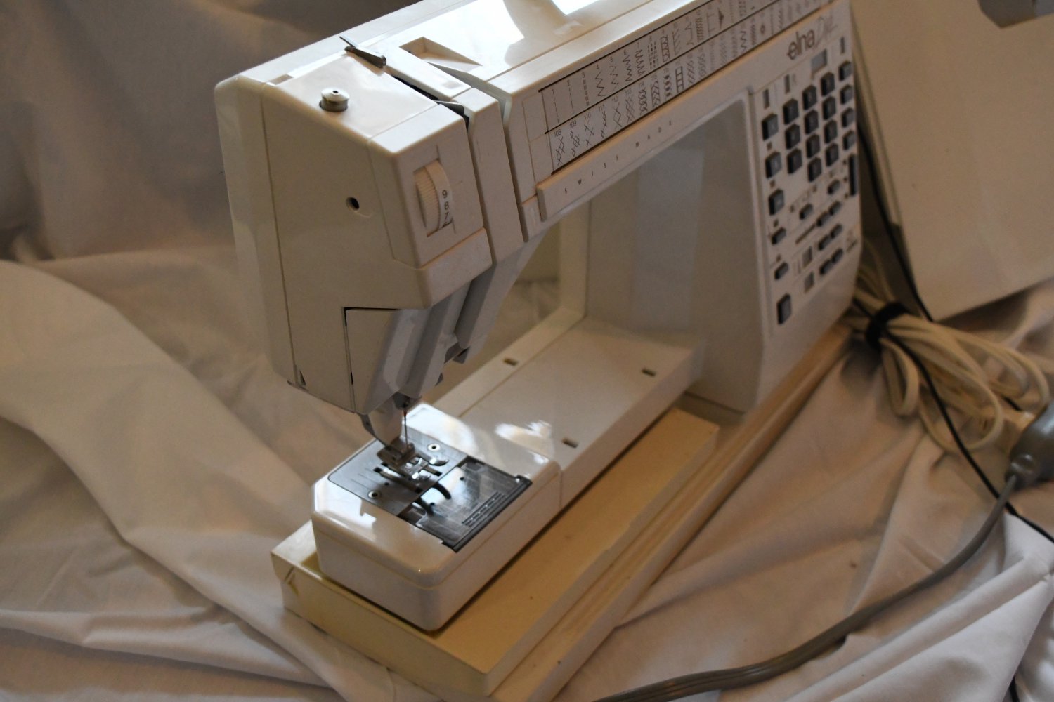 Elna 8000 Diva computerized sewing machine good motor rare read 3/22