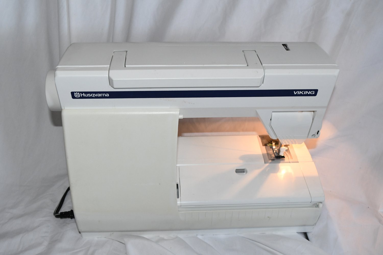 Husqvarna Viking Lily 545 Sewing Embroidery MachineNo Pedal powers on