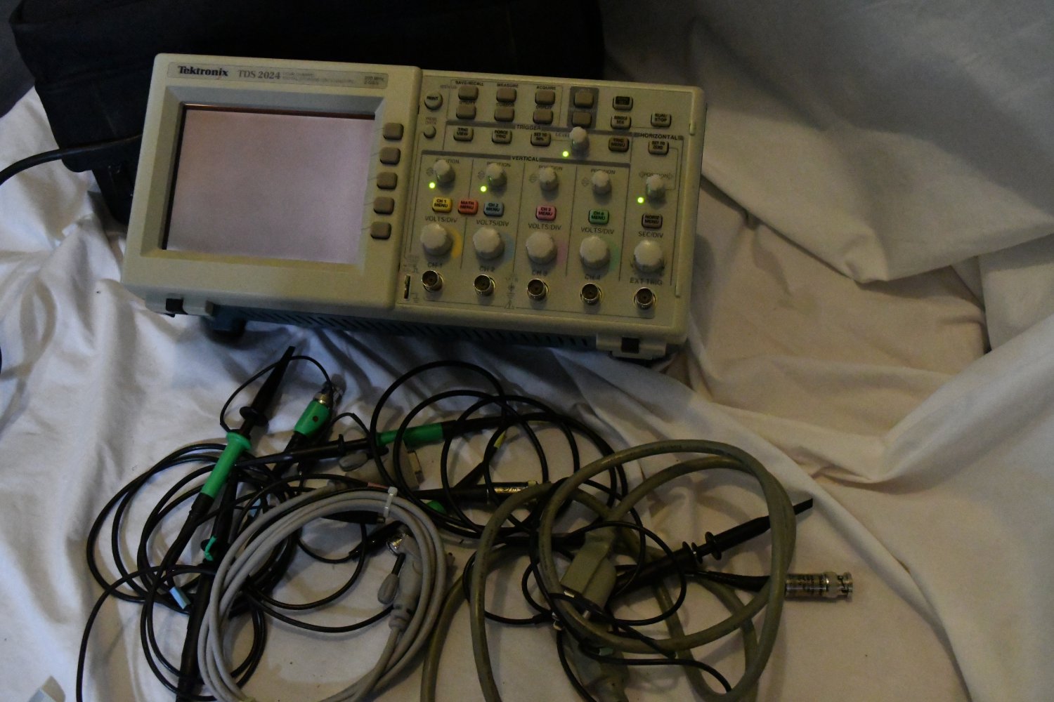 Tektronix 200MHz TDS2024 4Ch Oscilloscope w probes for FIX AS IS 9/22