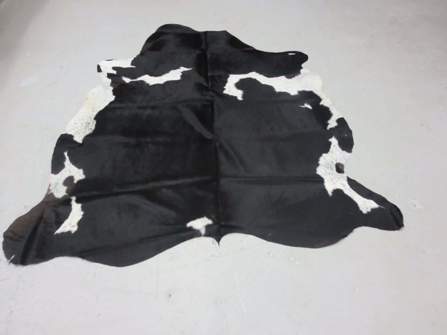 New LARGE Cowhide Rug BLACK AND WHITE, cow hide rug, cow skin, Leather