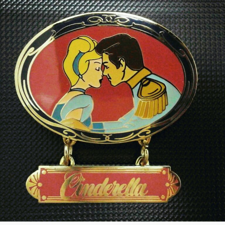 Disney Pin - Princess Cinderella Dangle Pin LE