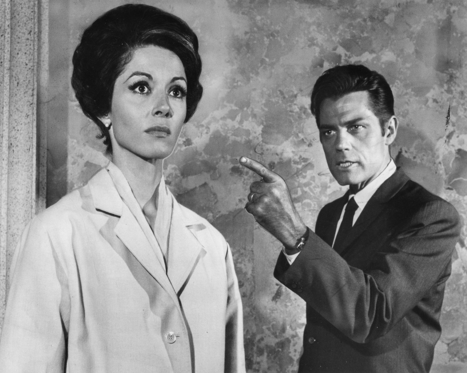 JACK LORD STERNLY POINTS HIS FINGER AT DANA WYNTER 8X10 PUBLICITY PHOTO ...