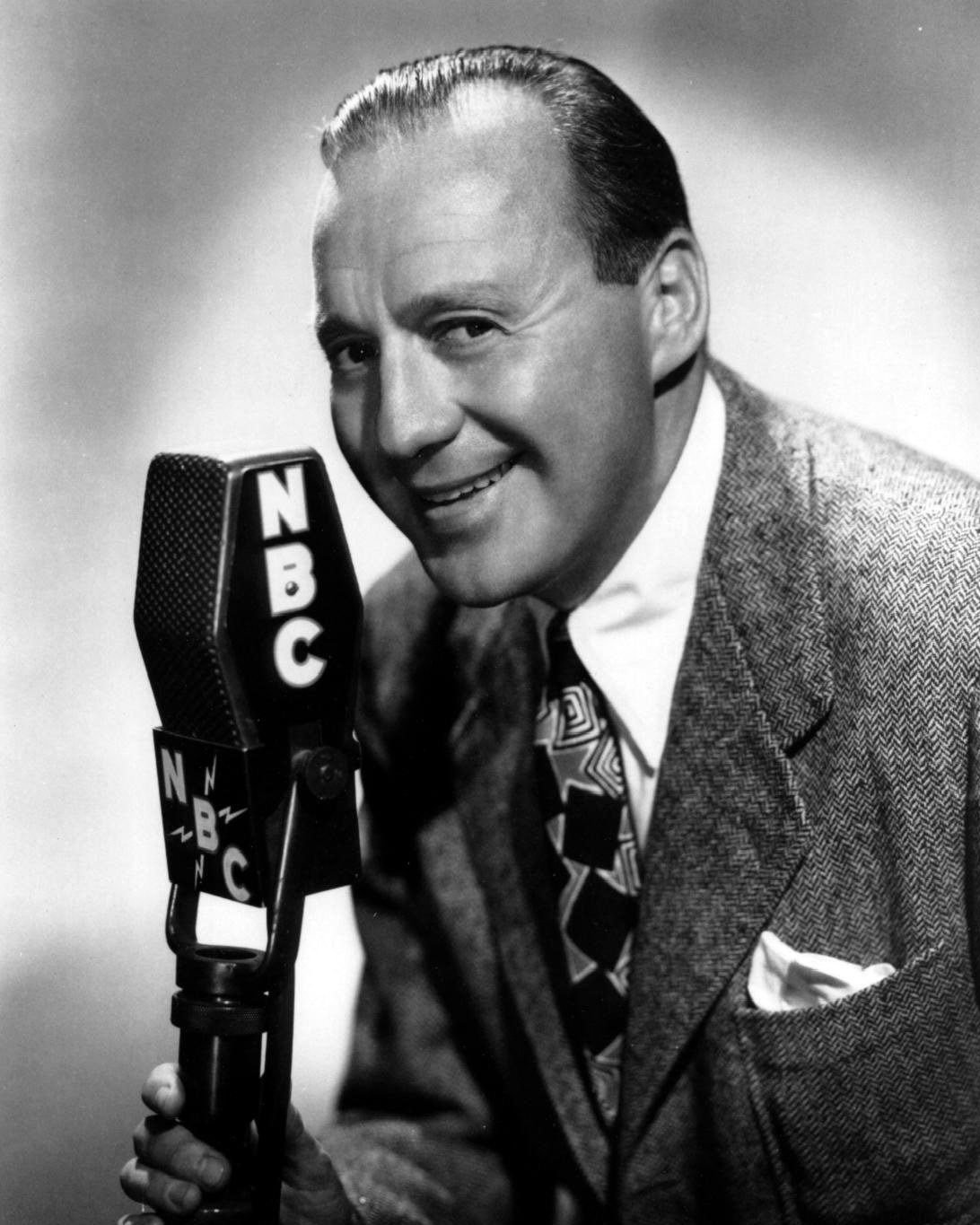 COMEDIAN JACK BENNY POSES WITH NBC RADIO MIC - 8X10 PUBLICITY PHOTO (AA ...