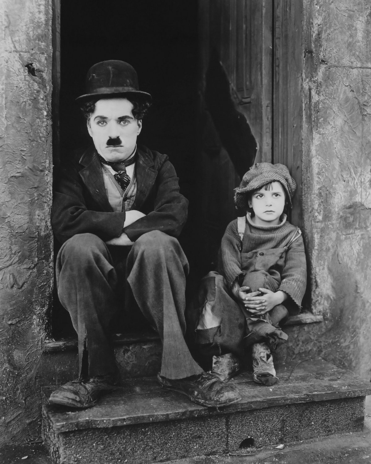 CHARLIE CHAPLIN AND JACKIE COOGAN IN 'THE KID' - 8X10 PUBLICITY PHOTO (BB-531)