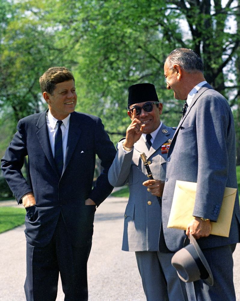 PRESIDENT JOHN F. KENNEDY AND VICEPRESIDENT LYNDON JOHNSON 8X10 PHOTO