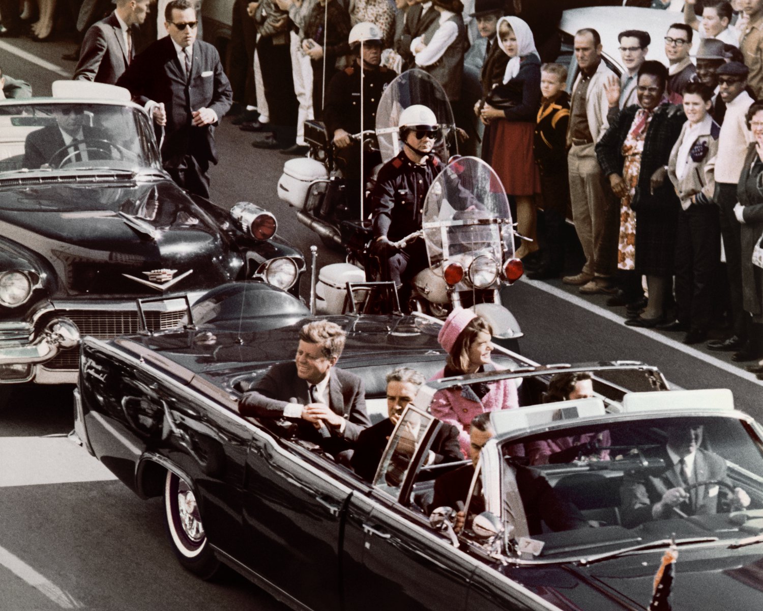 PRESIDENT JOHN F KENNEDY AND WIFE JACKIE IN DALLAS MOTORCADE 8X10 PHOTO (ZZ-127)