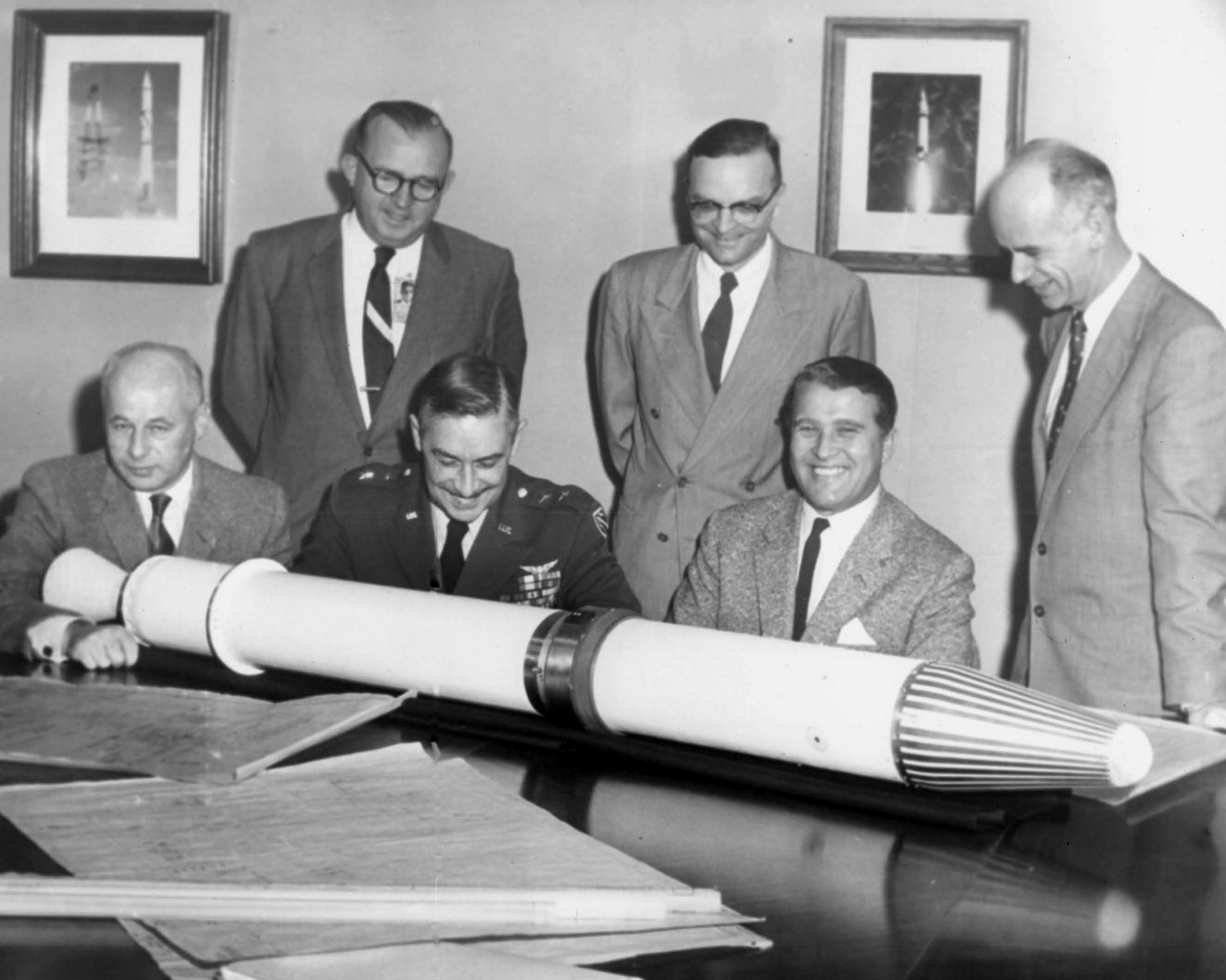 DR. WERNHER VON BRAUN & OTHERS WITH JUPITER-C ROCKET MODEL - 8X10 PHOTO (DA-306)