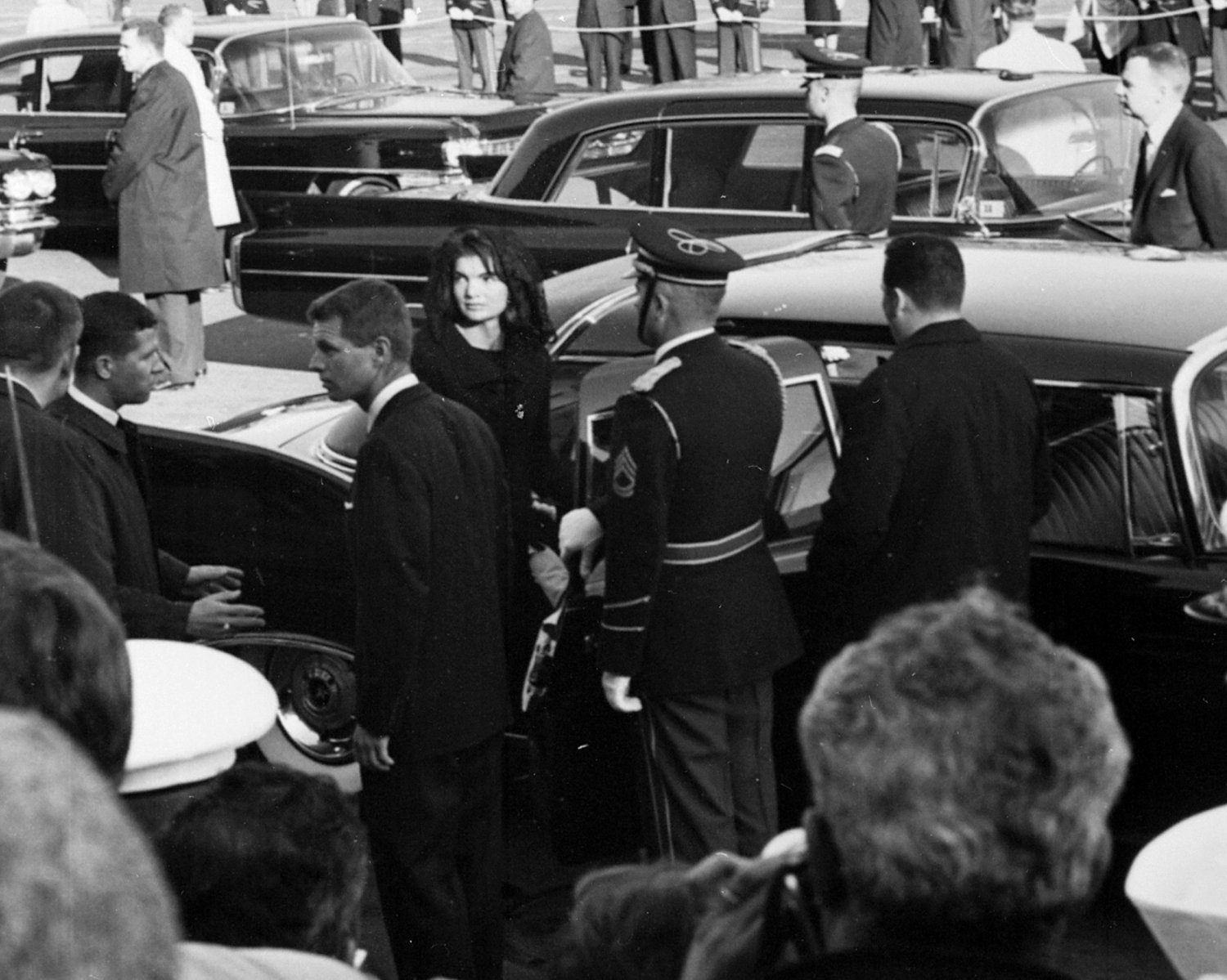JACKIE & BOBBY KENNEDY ENTER LIMO AT JFK STATE FUNERAL 8X10 PHOTO (EP-934)