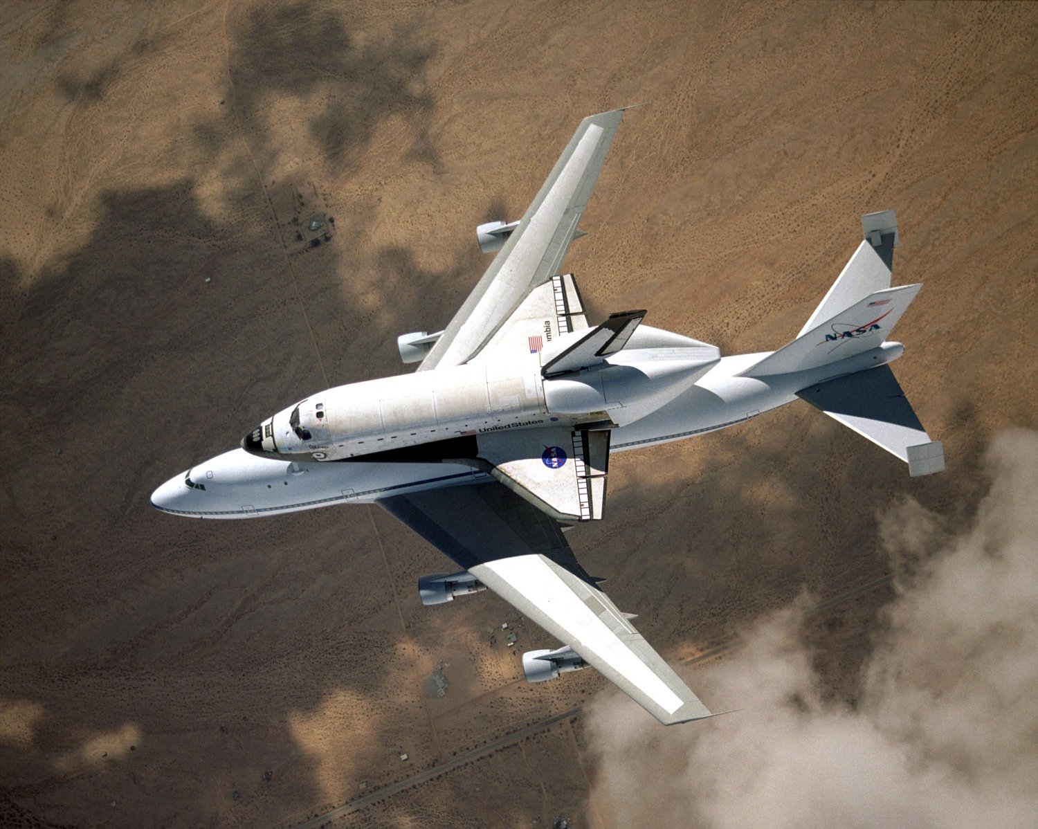 SPACE SHUTTLE COLUMBIA ON CARRIER AIRCRAFT TO KSC - 8X10 NASA PHOTO (EP-406)