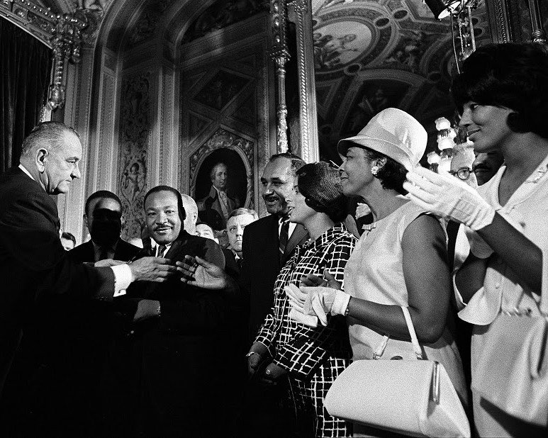 MARTIN LUTHER KING JR ATTENDS SIGNING OF VOTING RIGHTS ACT - 8X10 PHOTO (ZZ-211)